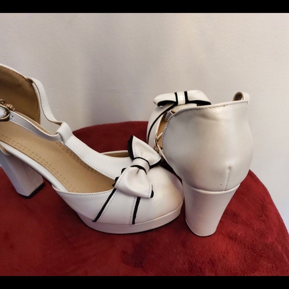 Round toe black and white bow tie platform - Picture 1 of 4